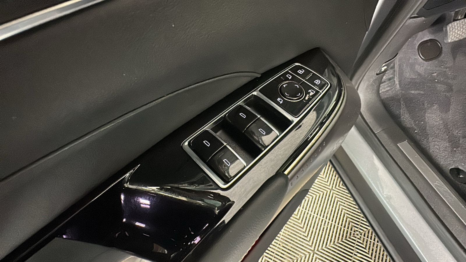 Used 2024 Cadillac Lyriq Luxury AWD/4WD image 12