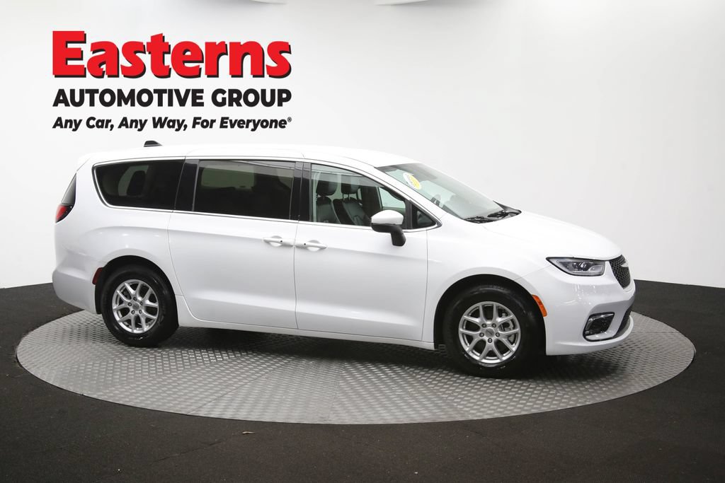 Used 2023 Chrysler Pacifica Touring-L FWD image 49