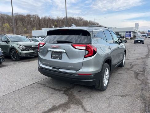 Used 2024 GMC Terrain SLE w/ Driver Convenience Package image 5