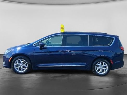 Used 2017 Chrysler Pacifica Touring-L w/ Tire & Wheel Group FWD image 6