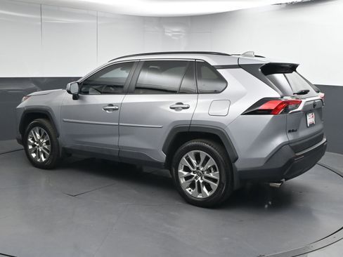 Used 2021 Toyota RAV4 XLE Premium image 6