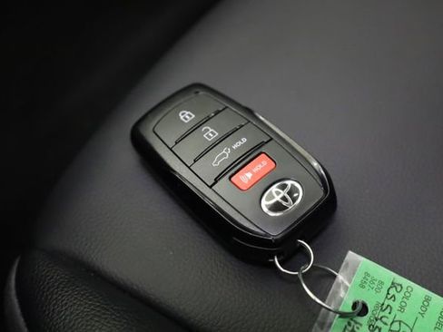 Used 2024 Toyota Highlander XLE image 29