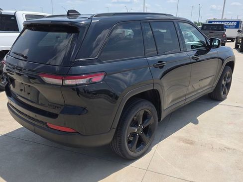 Used 2023 Jeep Grand Cherokee Limited w/ Black Appearance Package AWD/4WD image 5