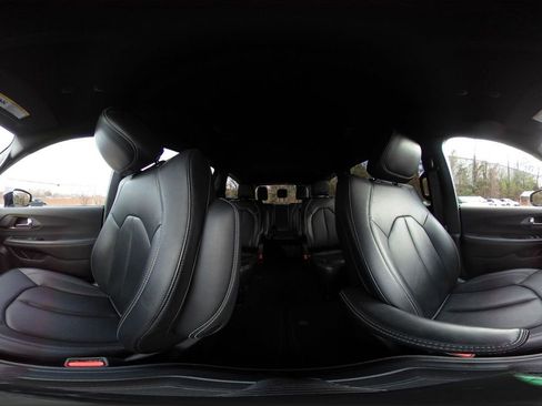 Used 2025 Chrysler Pacifica Select image 40