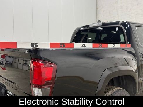 Used 2018 Toyota Tacoma TRD Sport image 10