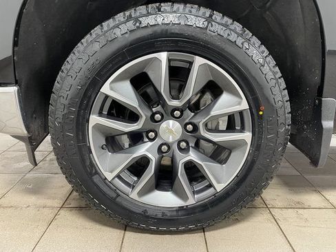 Used 2023 Chevrolet Silverado 1500 LT AWD/4WD image 7