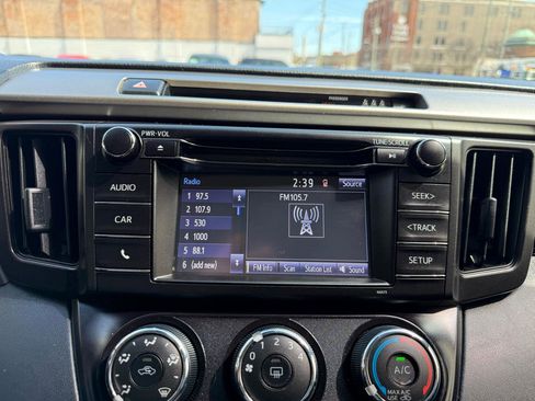 Used 2018 Toyota RAV4 LE image 10