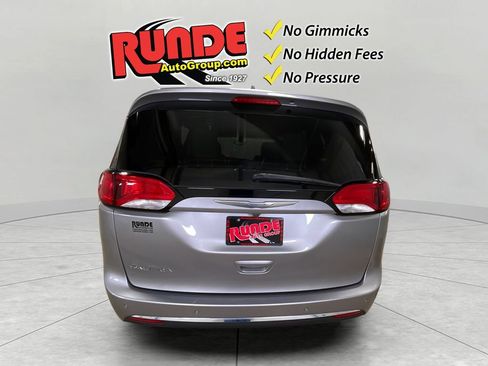 Used 2017 Chrysler Pacifica Touring-L FWD image 5