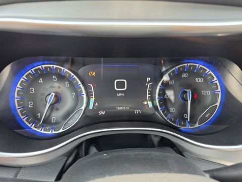 Used 2019 Chrysler Pacifica Touring-L Plus w/ Advanced Safetytec Group FWD image 11