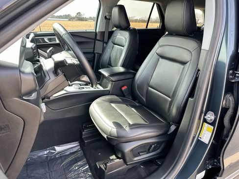 Used 2022 Ford Explorer XLT w/ Equipment Group 202A image 12