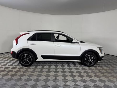 Used 2025 Kia Niro LX image 6