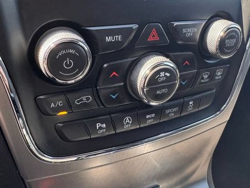 Used 2021 Jeep Grand Cherokee Laredo AWD/4WD image 21