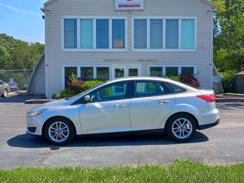Used 2018 Ford Focus SE w/ Cold Weather Package FWD image 2