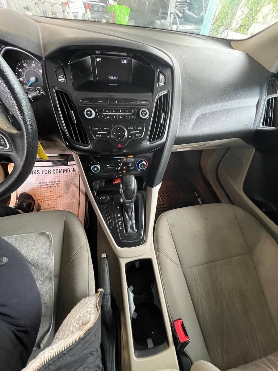 Used 2018 Ford Focus SE FWD image 2