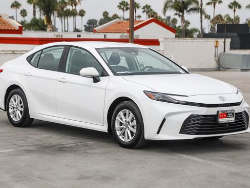 Used 2026 Toyota Camry LE w/ Convenience Package FWD image 4