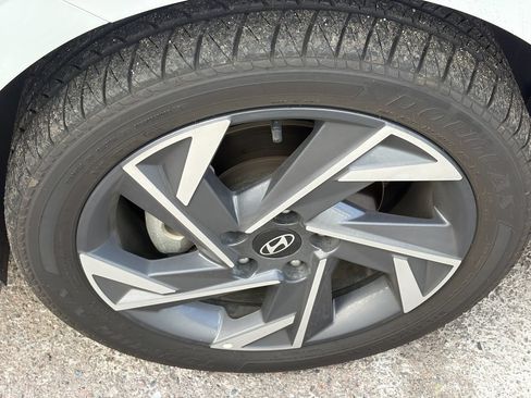 Used 2025 Hyundai Elantra Limited FWD image 5