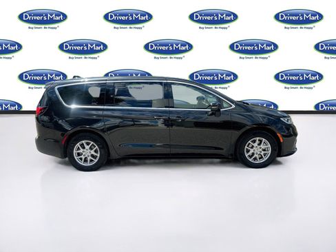 Used 2023 Chrysler Pacifica Touring-L FWD image 8