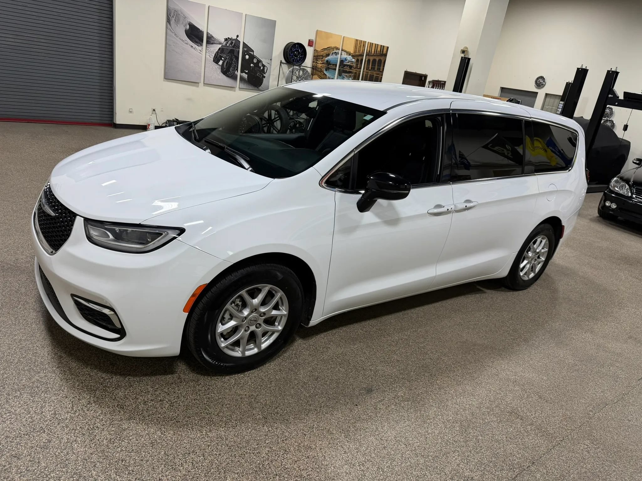 Used 2025 Chrysler Pacifica Select FWD image 9