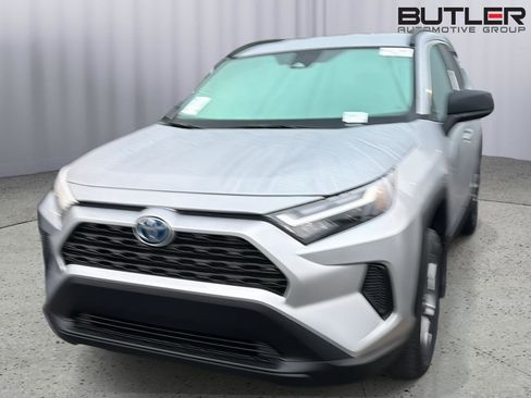 Used 2024 Toyota RAV4 LE AWD/4WD image 3