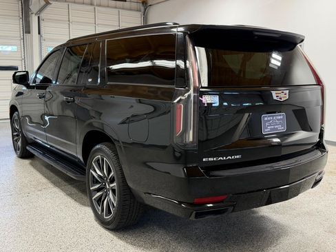 Used 2023 Cadillac Escalade ESV Sport AWD/4WD image 2