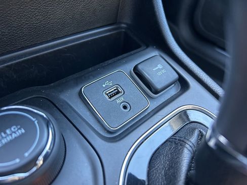 Used 2019 Jeep Cherokee Limited w/ Luxury Group image 37