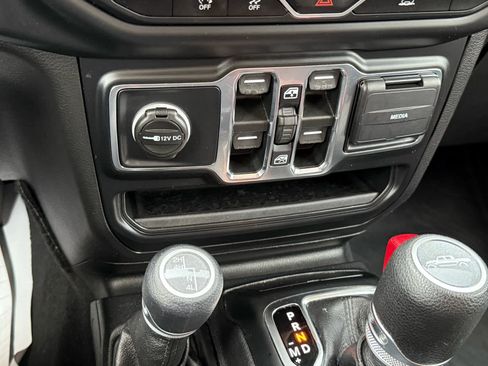 Used 2021 Jeep Gladiator Sport image 20