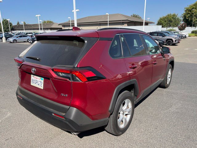 Used 2021 Toyota RAV4 XLE w/ Convenience Package FWD image 3