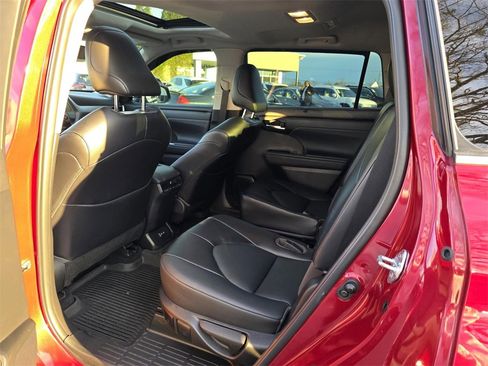 Used 2022 Toyota Highlander XLE image 25