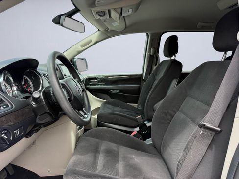 Used 2019 Dodge Grand Caravan SE w/ UConnect Hands-Free Group FWD image 14