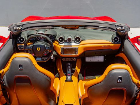 Used 2016 Ferrari California T RWD image 62