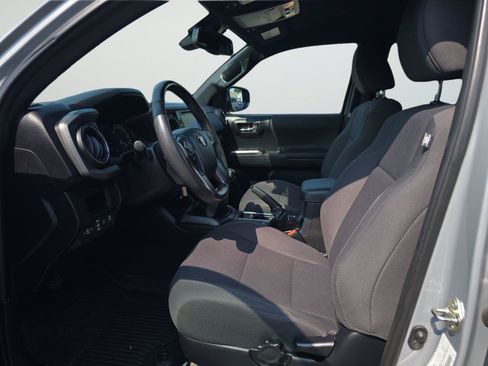 Used 2018 Toyota Tacoma TRD Sport AWD/4WD image 19