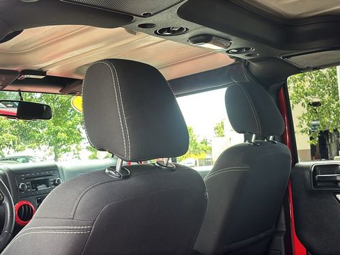 Used 2018 Jeep Wrangler Unlimited Sahara w/ Connectivity Group AWD/4WD image 31