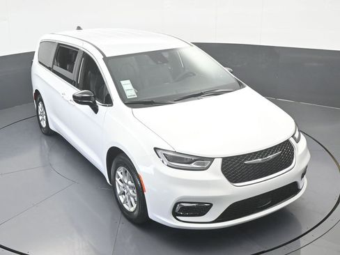 New 2026 Chrysler Pacifica Select image 47