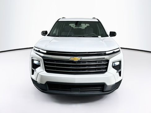 Used 2025 Chevrolet Traverse LT FWD image 2