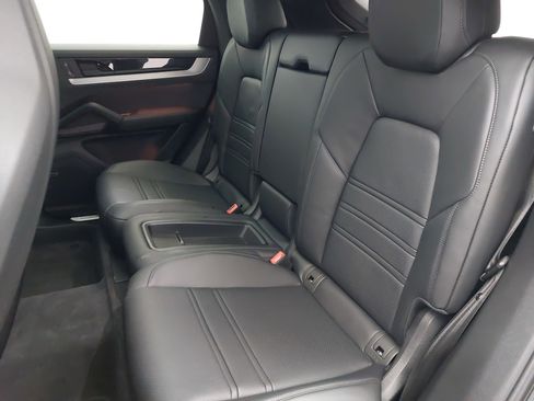 Used 2025 Porsche Cayenne Coupe image 16