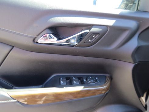 Used 2023 GMC Acadia SLE FWD image 16