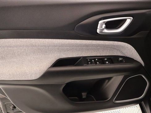 Used 2025 Jeep Compass Latitude image 15