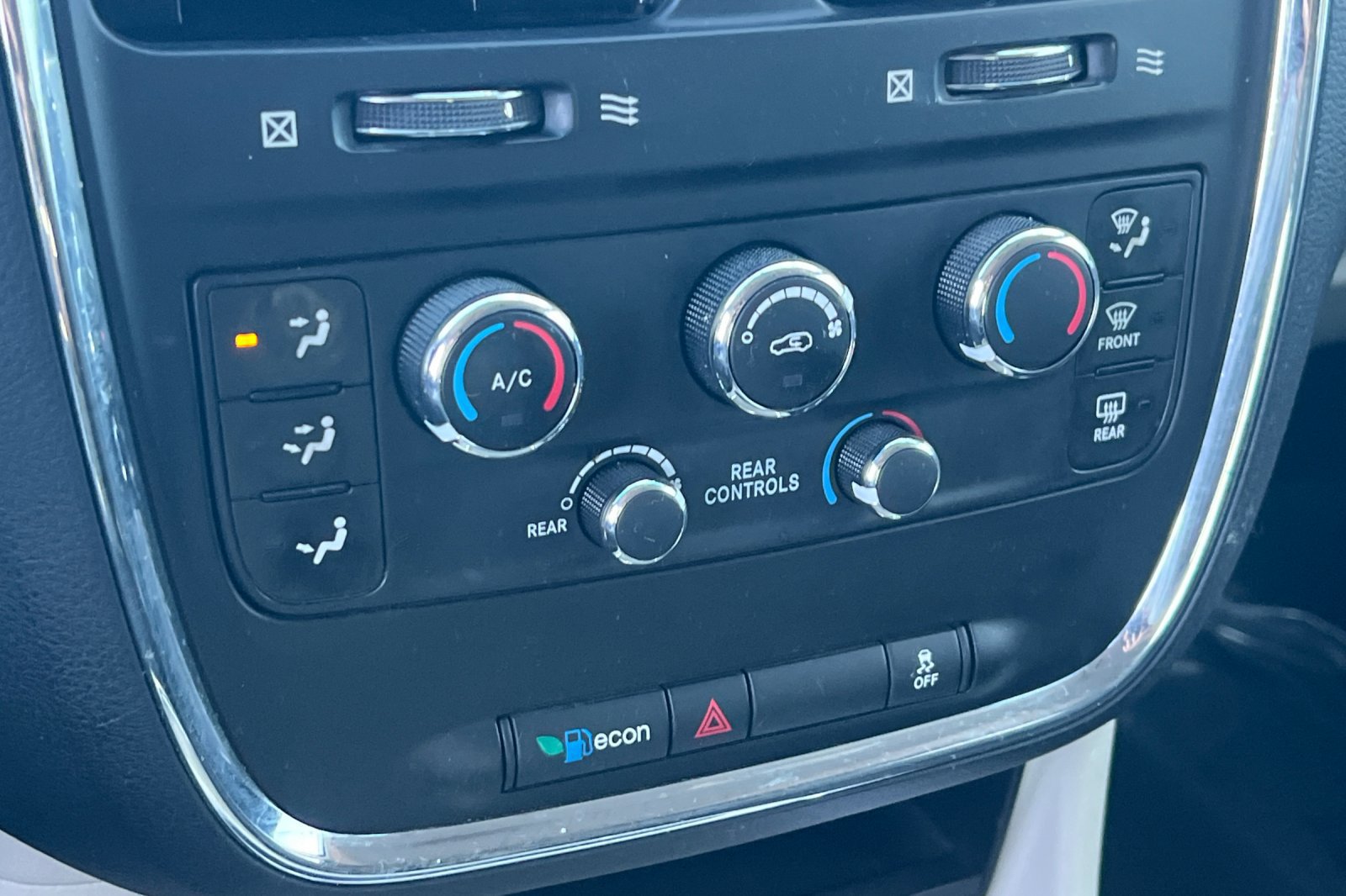 Used 2016 Dodge Grand Caravan SXT w/ UConnect Hands-Free Group FWD image 27