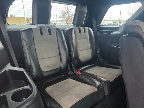 Used 2017 Ford Explorer XLT w/ Equipment Group 202A AWD/4WD image 7