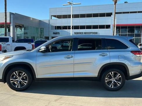 Used 2019 Toyota Highlander Plus w/ Carpet Mat Package (TMS) FWD image 3
