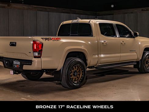 Used 2017 Toyota Tacoma TRD Sport AWD/4WD image 9