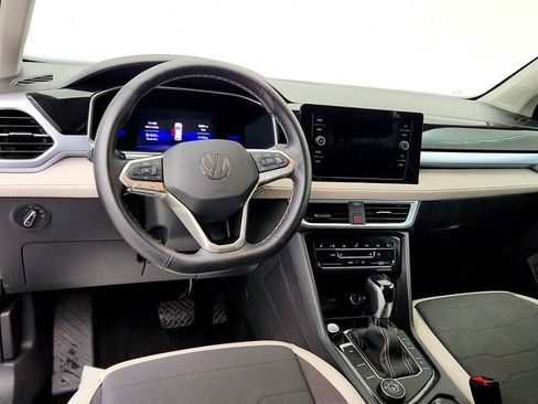 Used 2025 Volkswagen Taos SE AWD/4WD image 11