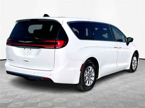 Used 2024 Chrysler Pacifica Touring-L image 6