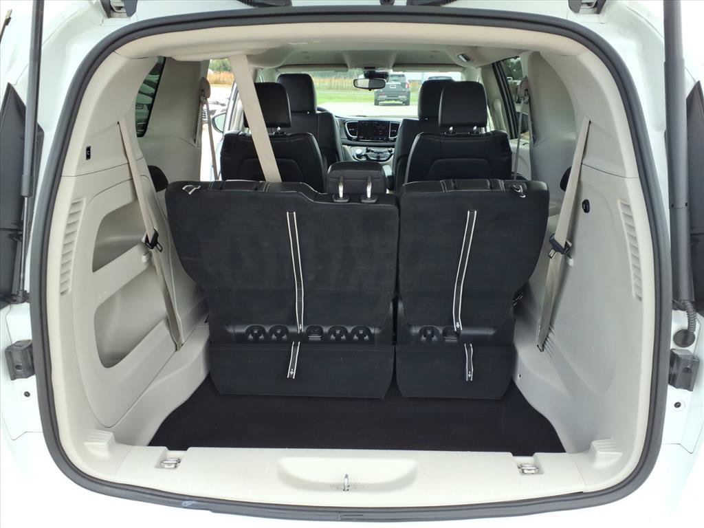 Used 2023 Chrysler Pacifica Touring-L FWD image 25