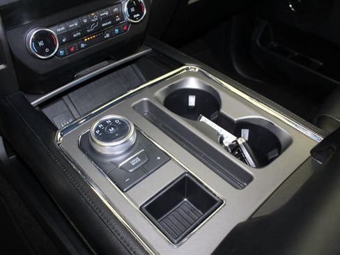 Used 2021 Ford Expedition XLT image 16