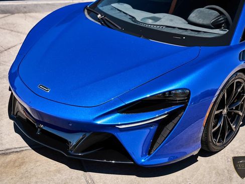 Used 2025 McLaren Artura RWD image 6
