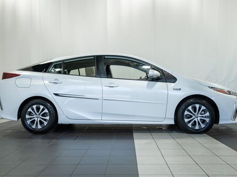 Used 2022 Toyota Prius Prime XLE FWD image 3