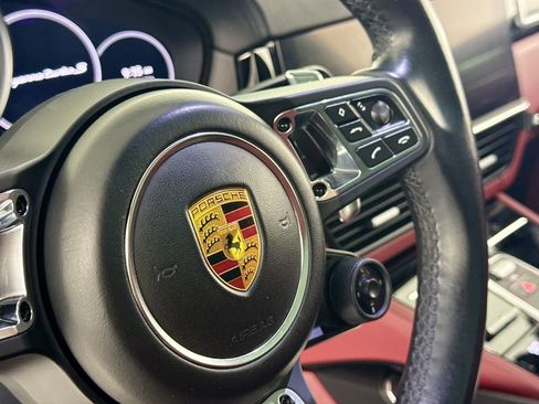Used 2022 Porsche Cayenne Turbo S image 19