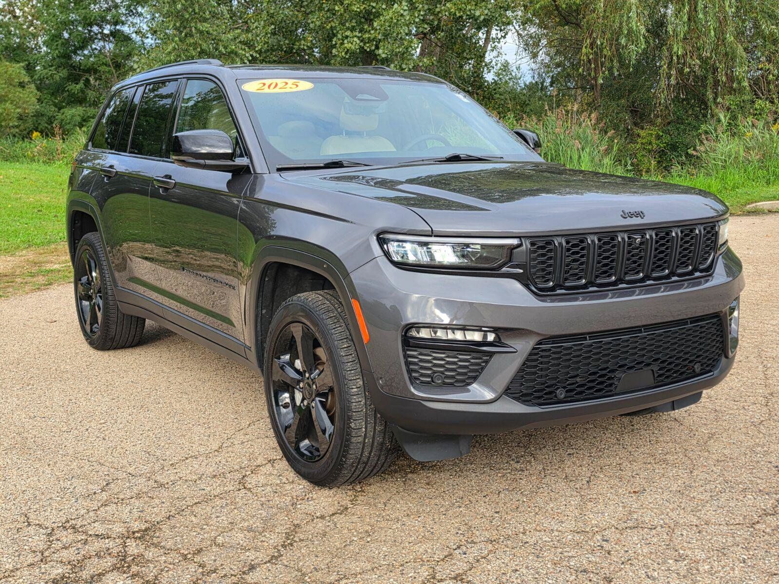 Used 2025 Jeep Grand Cherokee Limited w/ Luxury Tech Group II AWD/4WD image 18
