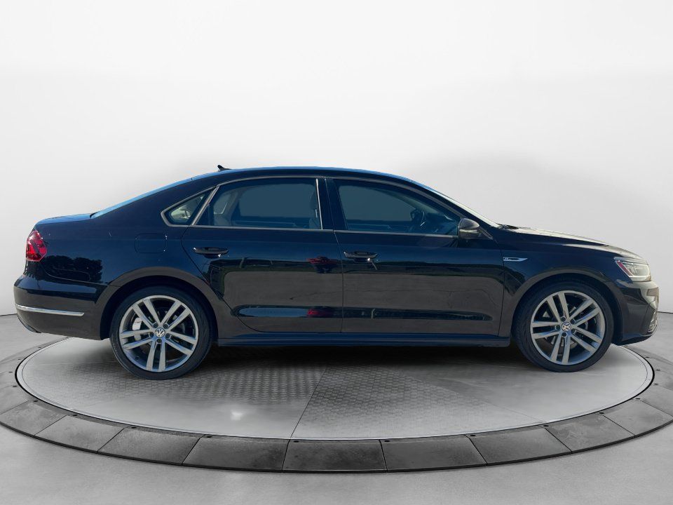 Used 2018 Volkswagen Passat 2.0T R-Line w/ R-Line Lighting Package FWD image 8
